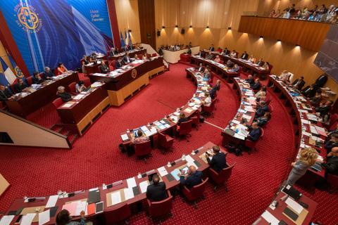 Photographie d'une réunion dans l'Hémicycle du département des Alpes-Maritimes.