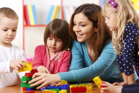 Assistante maternelle avec des enfants.